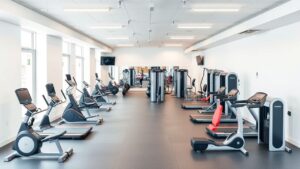 Een goed uitgeruste sportschool in Den Haag met moderne trainingsapparatuur.