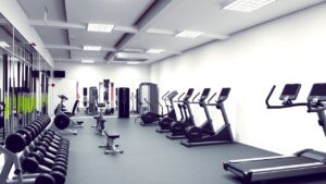 Een moderne en efficiënte circuit training gym met diverse fitnessapparatuur.